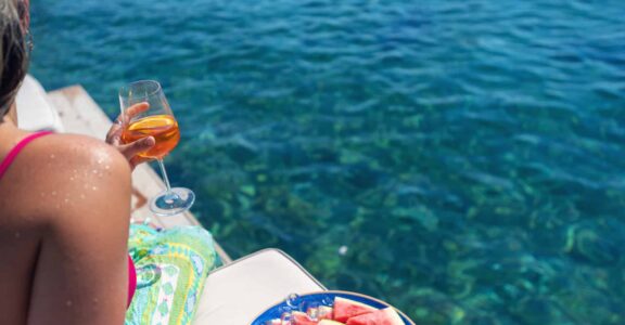 Livraison de boissons à domicile à Saint-Tropez : un monde de saveurs et de rafraichissement chez vous !